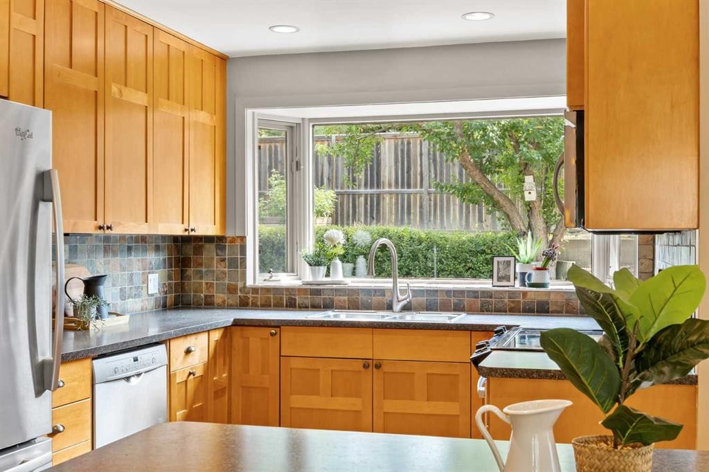 30 Gateway Drive Sw, Calgary, AB - Indoor Photo Showing Kitchen With Double Sink