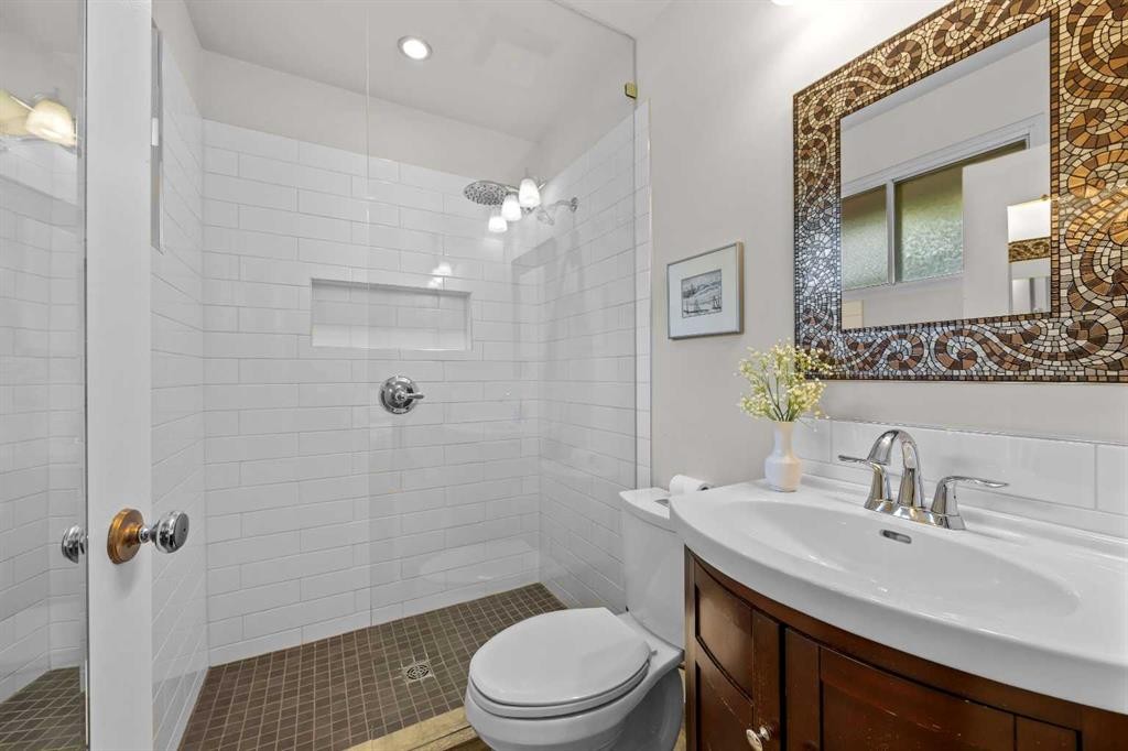 30 Gateway Drive Sw, Calgary, AB - Indoor Photo Showing Bathroom