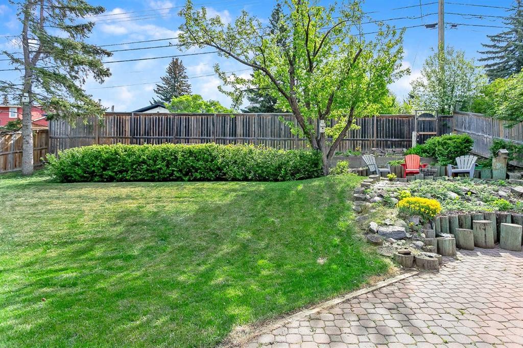 30 Gateway Drive Sw, Calgary, AB - Outdoor With Backyard
