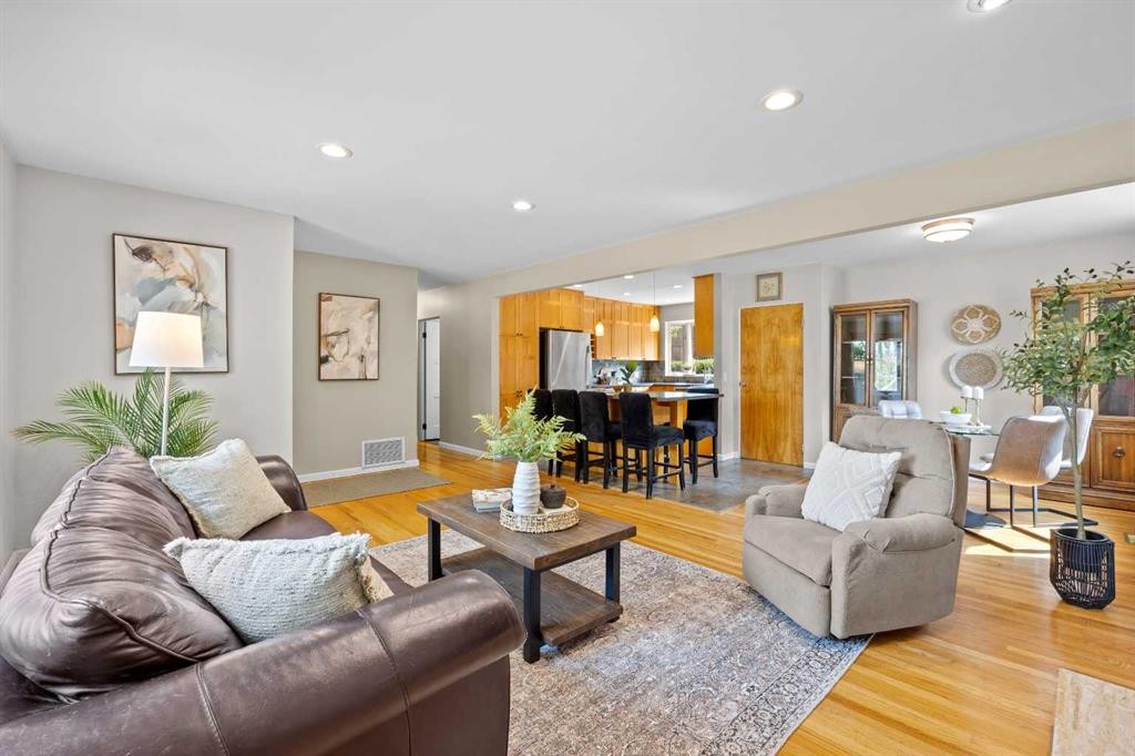 30 Gateway Drive Sw, Calgary, AB - Indoor Photo Showing Living Room