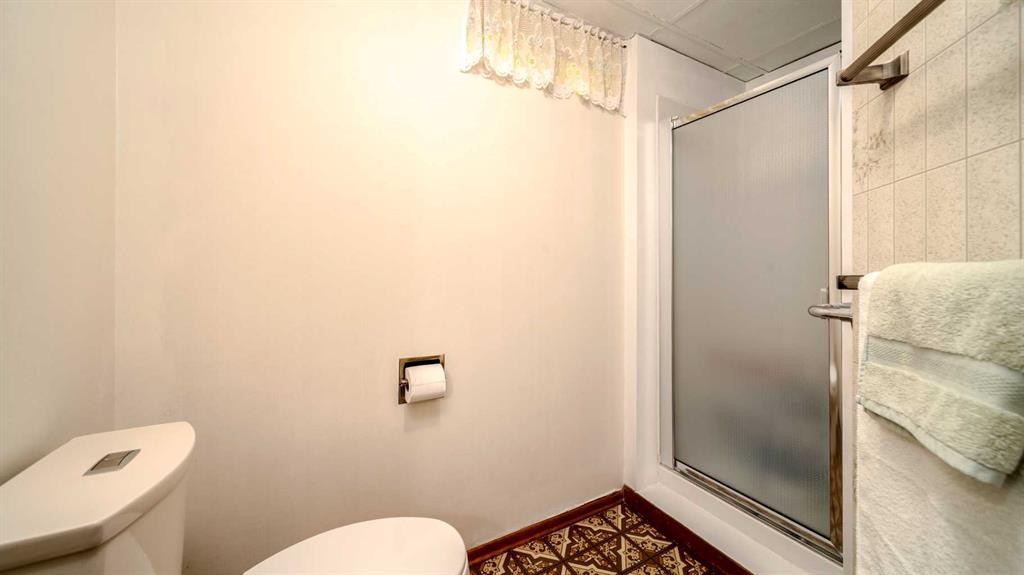 5015 Marchand Crescent Ne, Calgary, AB - Indoor Photo Showing Bathroom
