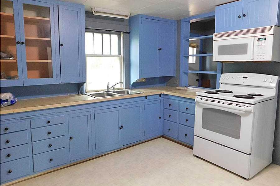 309 45 Avenue West, Claresholm, AB - Indoor Photo Showing Kitchen With Double Sink