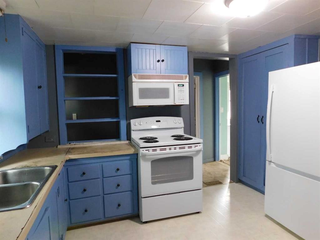 309 45 Avenue West, Claresholm, AB - Indoor Photo Showing Kitchen With Double Sink