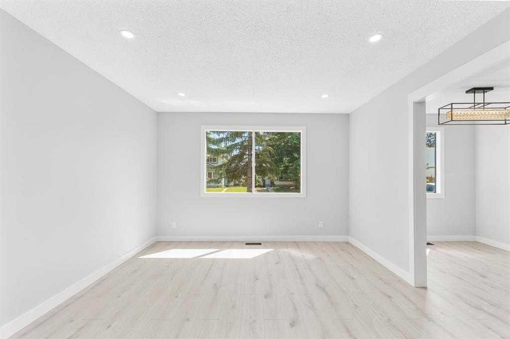 6420 26 Avenue Ne, Calgary, AB - Indoor Photo Showing Other Room