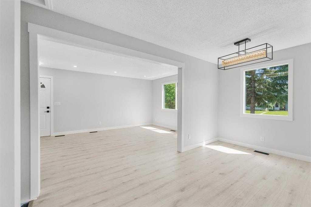 6420 26 Avenue Ne, Calgary, AB - Indoor Photo Showing Other Room