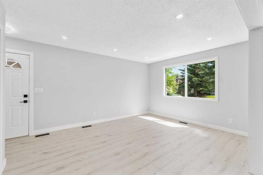 6420 26 Avenue Ne, Calgary, AB - Indoor Photo Showing Other Room
