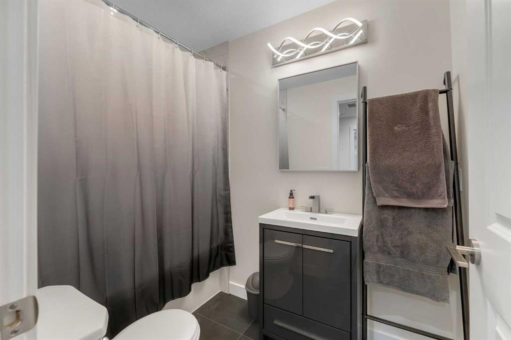 156 Rainbow Falls Heath, Chestermere, AB - Indoor Photo Showing Bathroom