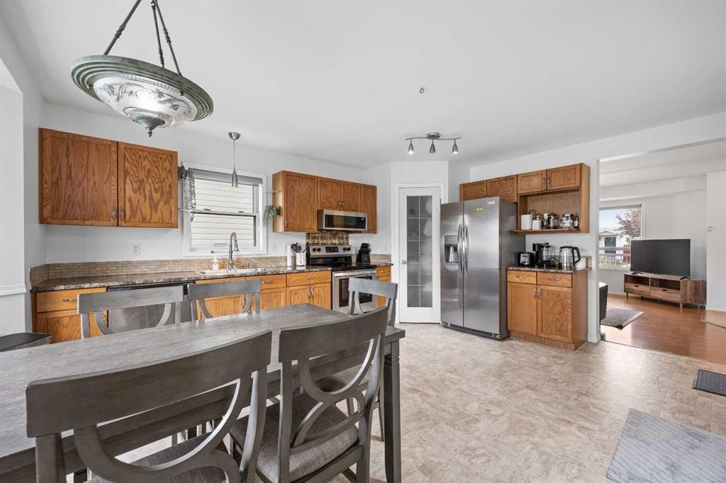 133 Applemead Close Se, Calgary, AB - Indoor Photo Showing Kitchen