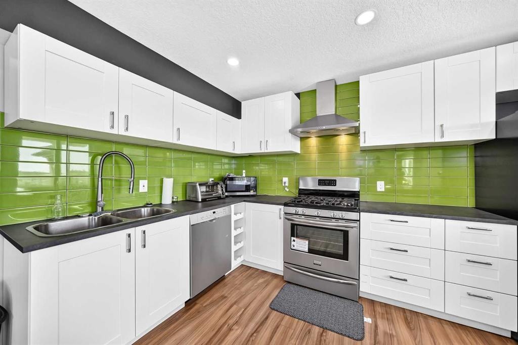 199 Hampstead Way Nw, Calgary, AB - Indoor Photo Showing Kitchen With Double Sink With Upgraded Kitchen