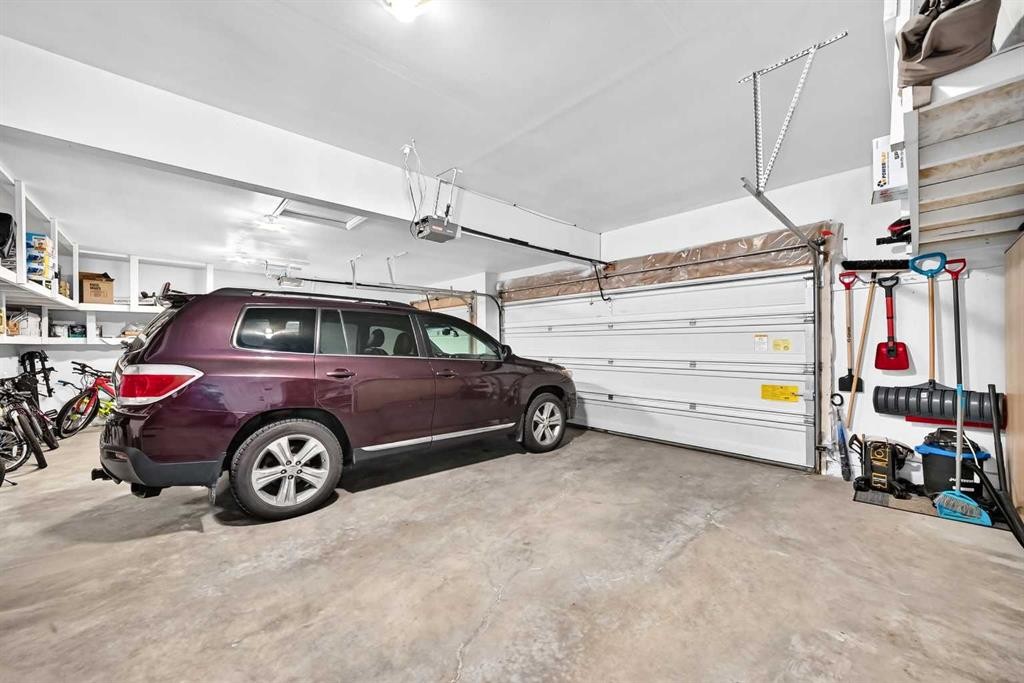 199 Hampstead Way Nw, Calgary, AB - Indoor Photo Showing Garage