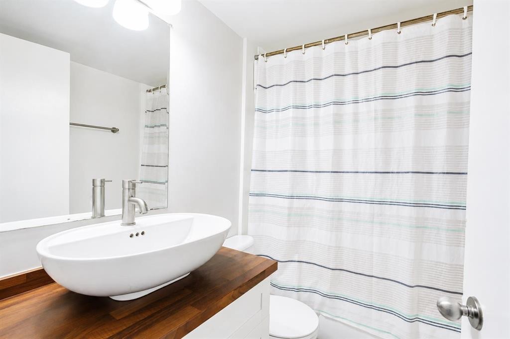 202-10305 116 Street Nw, Edmonton, AB - Indoor Photo Showing Bathroom