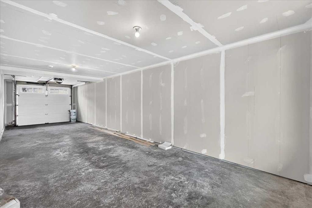 134 New Brighton Landing Se, Calgary, AB - Indoor Photo Showing Garage
