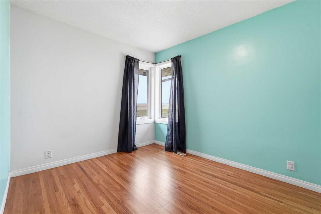 301 3Rd Street West, Standard, AB - Indoor Photo Showing Other Room