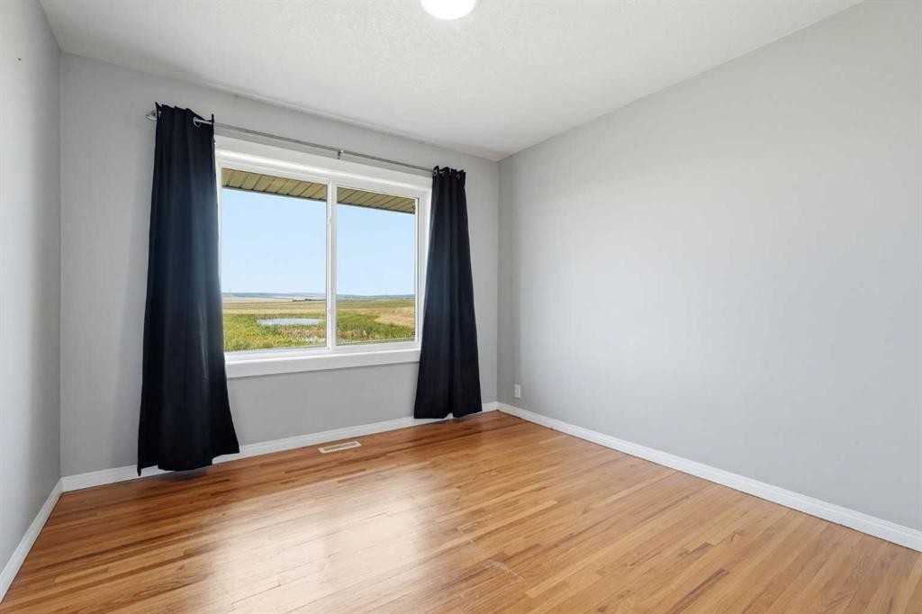 301 3Rd Street West, Standard, AB - Indoor Photo Showing Other Room