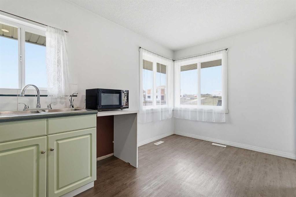 301 3Rd Street West, Standard, AB - Indoor Photo Showing Kitchen With Double Sink