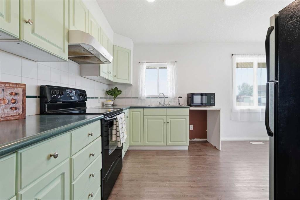 301 3Rd Street West, Standard, AB - Indoor Photo Showing Kitchen