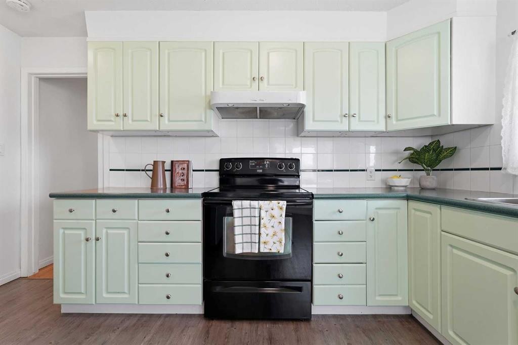 301 3Rd Street West, Standard, AB - Indoor Photo Showing Kitchen