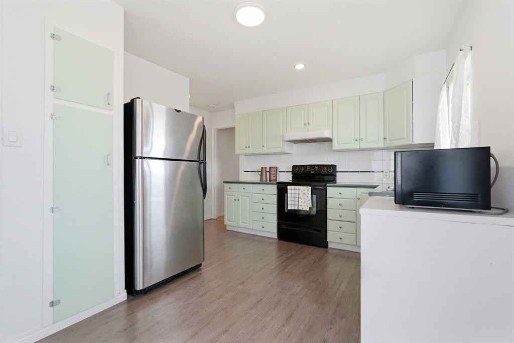 301 3Rd Street West, Standard, AB - Indoor Photo Showing Kitchen