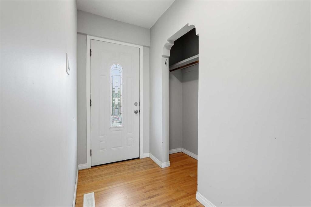 301 3Rd Street West, Standard, AB - Indoor Photo Showing Other Room
