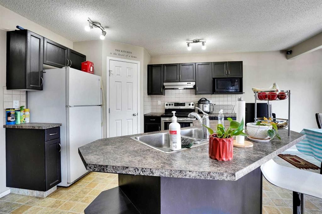 62 Covewood Manor, Calgary, AB - Indoor Photo Showing Kitchen With Double Sink With Upgraded Kitchen