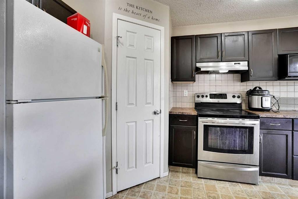 62 Covewood Manor, Calgary, AB - Indoor Photo Showing Kitchen