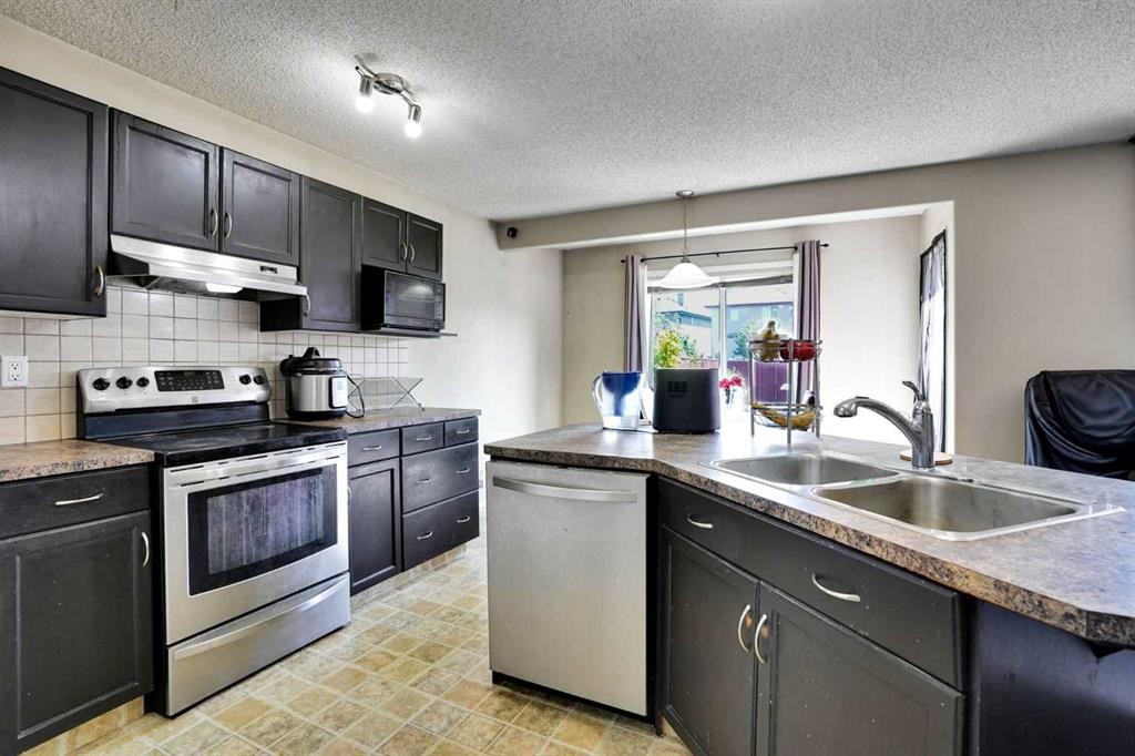62 Covewood Manor, Calgary, AB - Indoor Photo Showing Kitchen With Double Sink