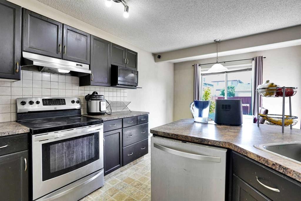 62 Covewood Manor, Calgary, AB - Indoor Photo Showing Kitchen