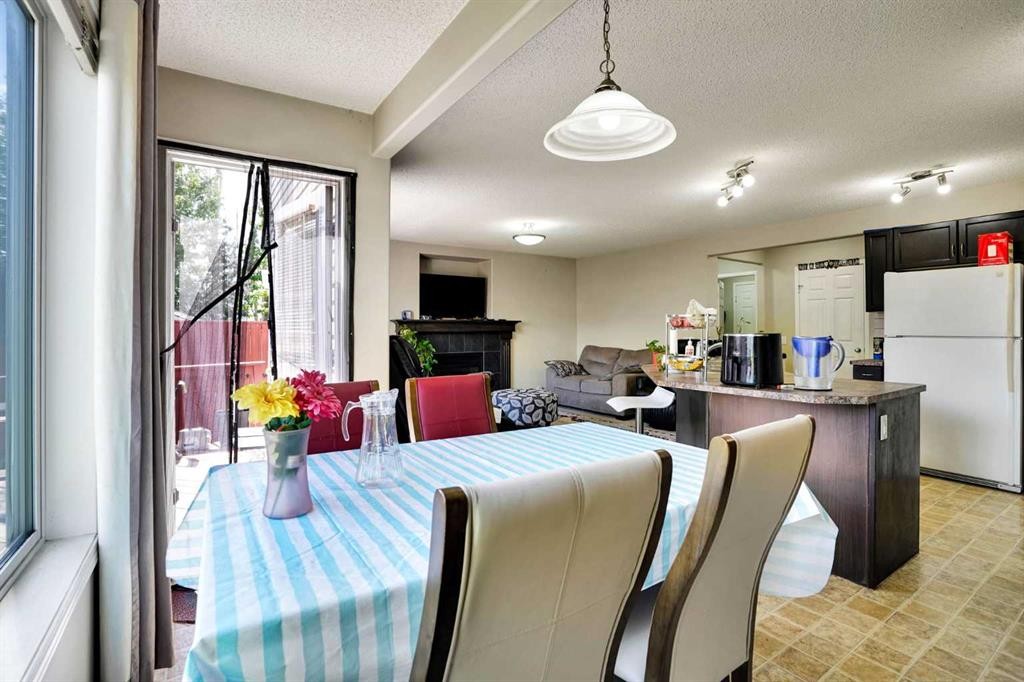 62 Covewood Manor, Calgary, AB - Indoor Photo Showing Dining Room