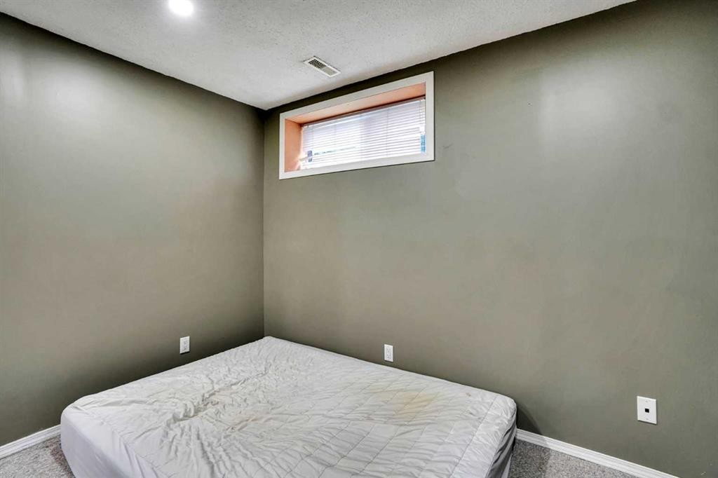 62 Covewood Manor, Calgary, AB - Indoor Photo Showing Bedroom