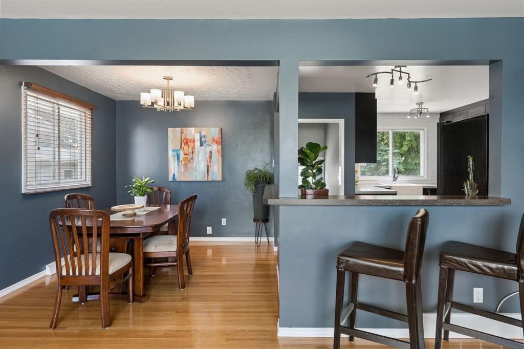 91 Winslow Crescent Sw, Calgary, AB - Indoor Photo Showing Dining Room