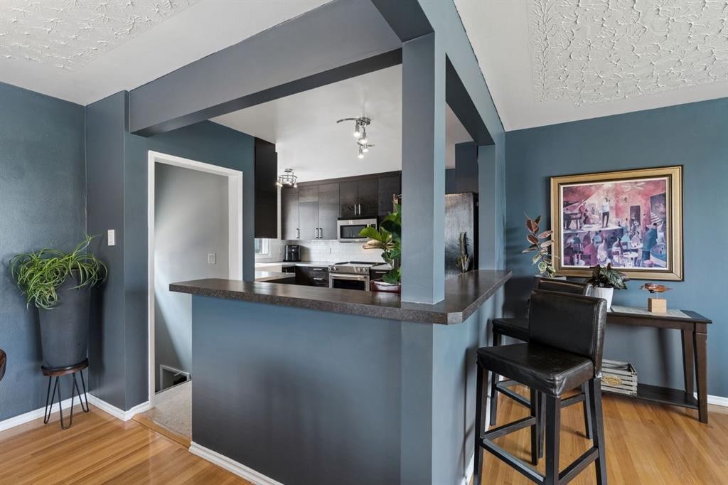 91 Winslow Crescent Sw, Calgary, AB - Indoor Photo Showing Kitchen
