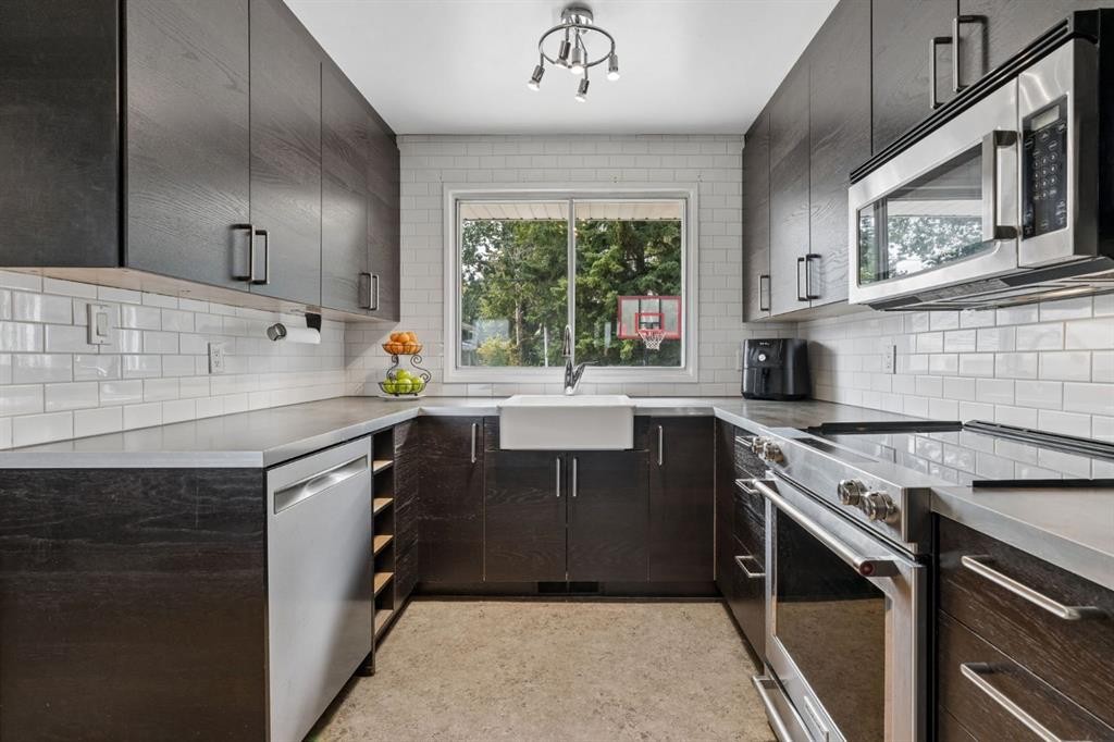 91 Winslow Crescent Sw, Calgary, AB - Indoor Photo Showing Kitchen With Upgraded Kitchen