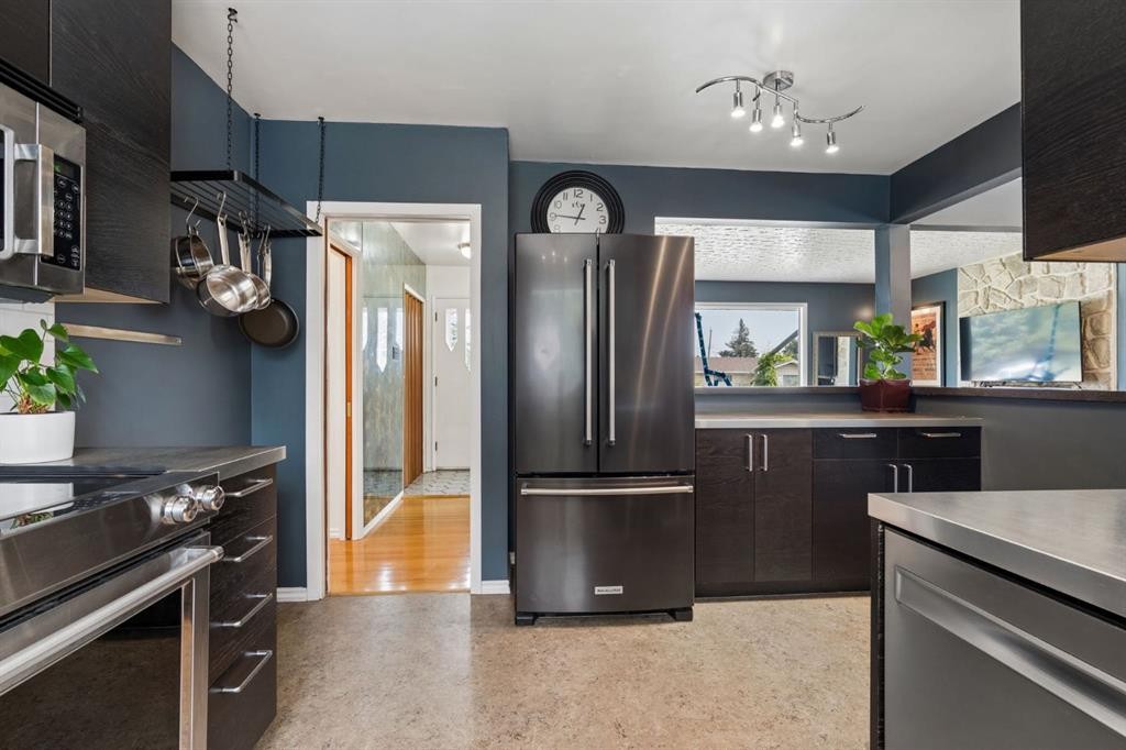 91 Winslow Crescent Sw, Calgary, AB - Indoor Photo Showing Kitchen