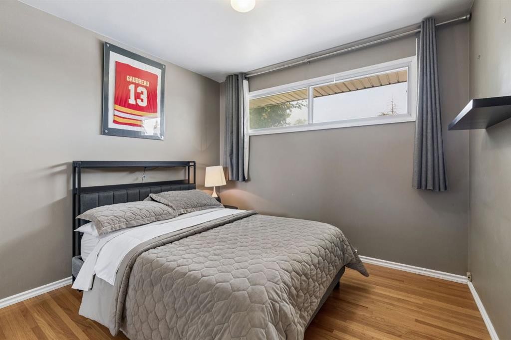 91 Winslow Crescent Sw, Calgary, AB - Indoor Photo Showing Bedroom