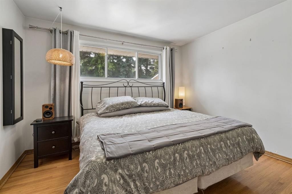 91 Winslow Crescent Sw, Calgary, AB - Indoor Photo Showing Bedroom
