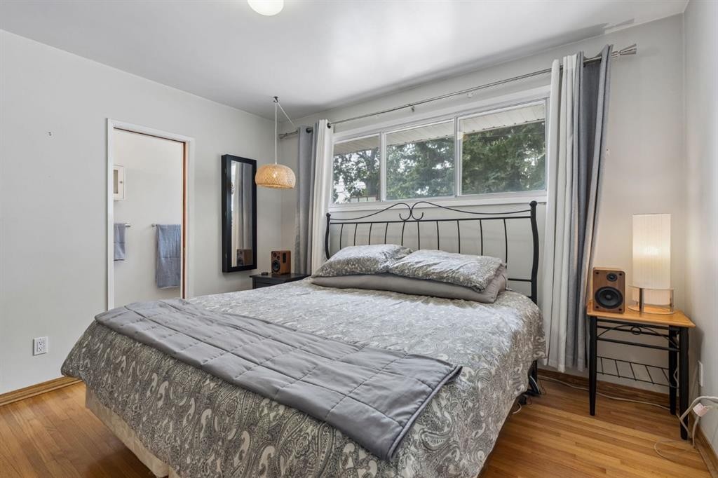 91 Winslow Crescent Sw, Calgary, AB - Indoor Photo Showing Bedroom