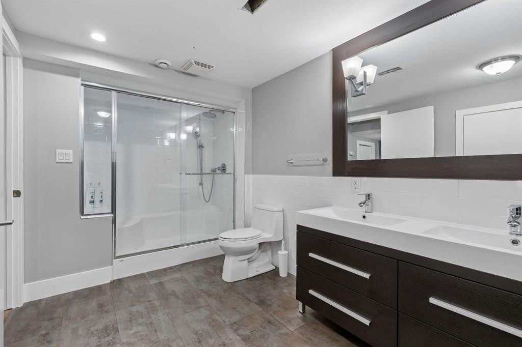 91 Winslow Crescent Sw, Calgary, AB - Indoor Photo Showing Bathroom