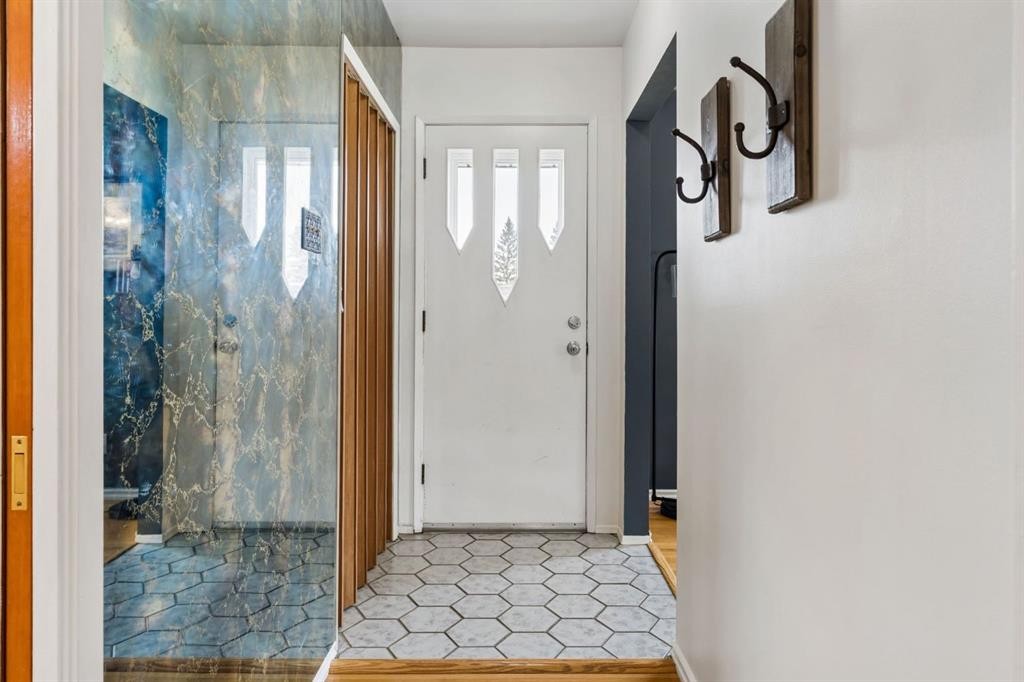 91 Winslow Crescent Sw, Calgary, AB - Indoor Photo Showing Other Room