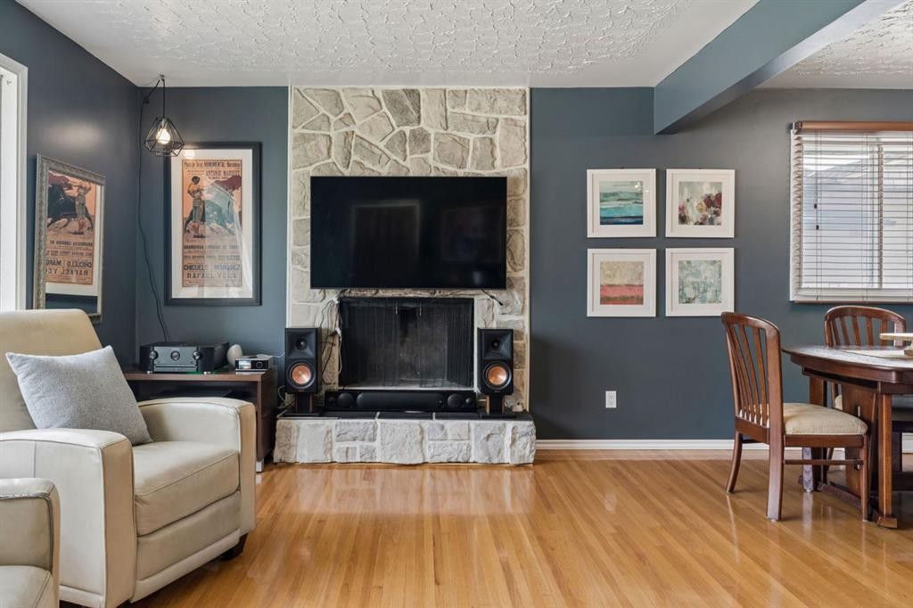 91 Winslow Crescent Sw, Calgary, AB - Indoor Photo Showing Living Room