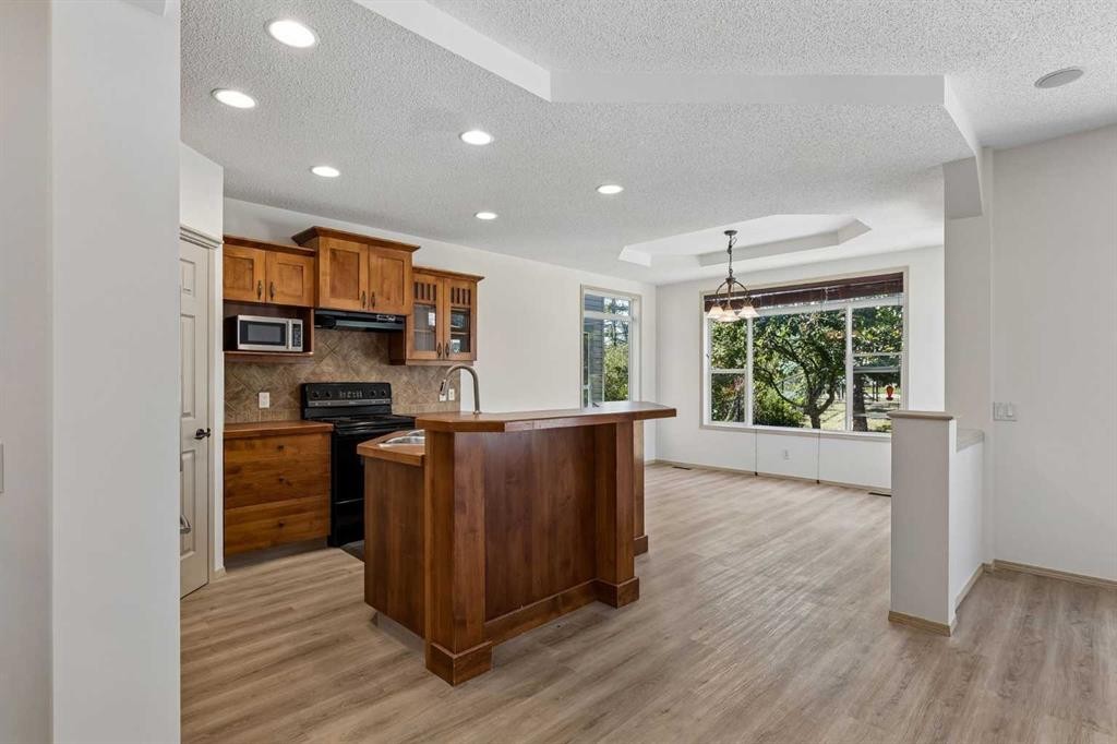 420 Royal Oak Circle Nw, Calgary, AB - Indoor Photo Showing Kitchen