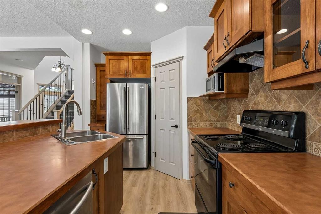 420 Royal Oak Circle Nw, Calgary, AB - Indoor Photo Showing Kitchen With Double Sink