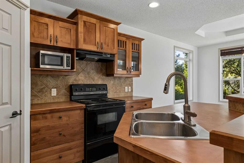 420 Royal Oak Circle Nw, Calgary, AB - Indoor Photo Showing Kitchen With Double Sink
