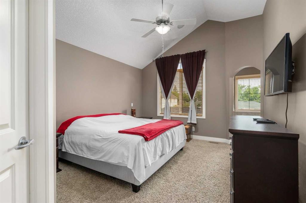 2526 3 Avenue Nw, Calgary, AB - Indoor Photo Showing Bedroom