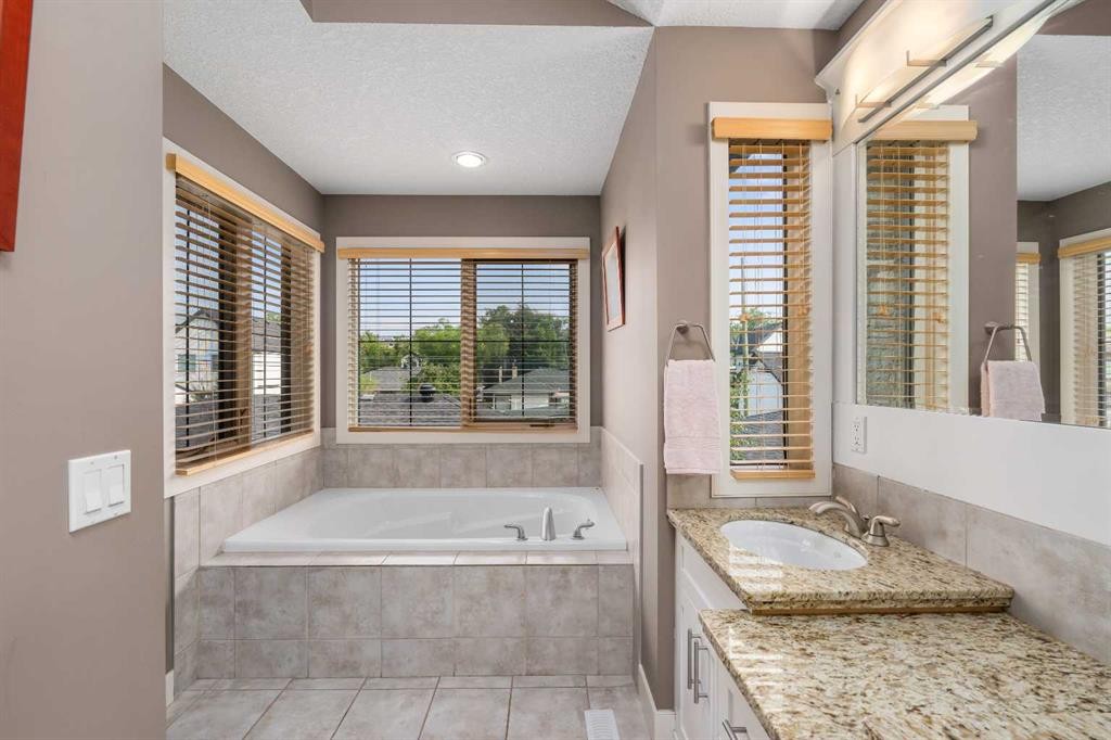 2526 3 Avenue Nw, Calgary, AB - Indoor Photo Showing Bathroom