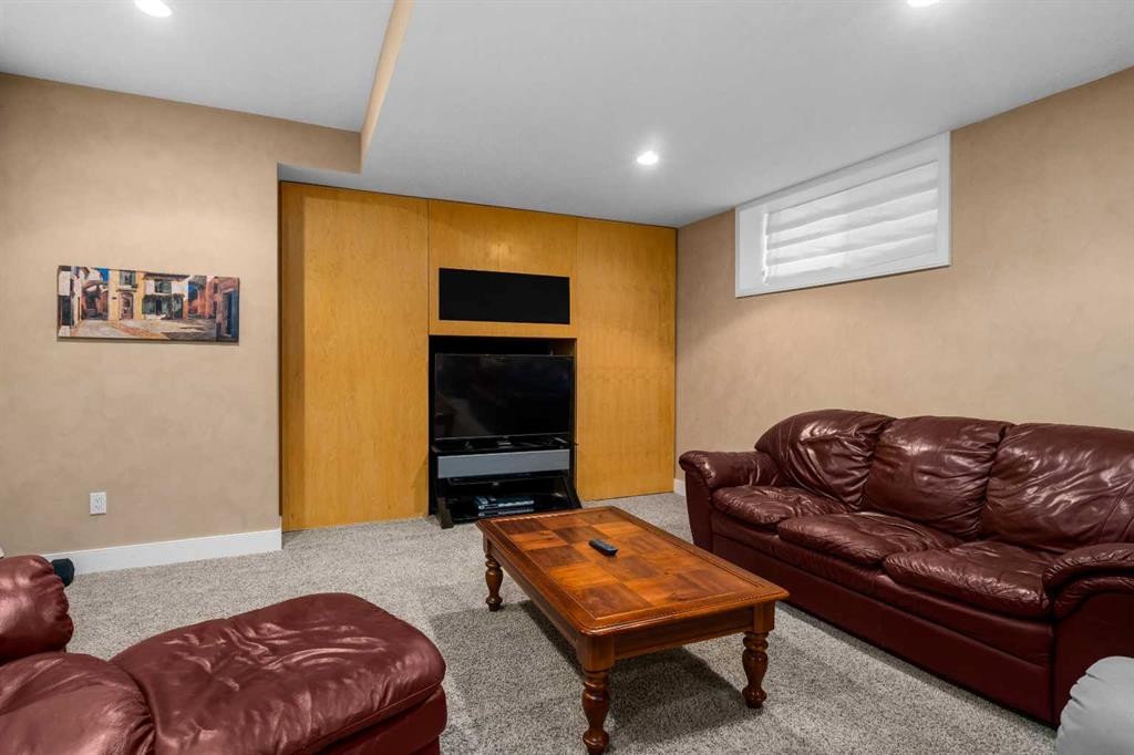 2526 3 Avenue Nw, Calgary, AB - Indoor Photo Showing Other Room
