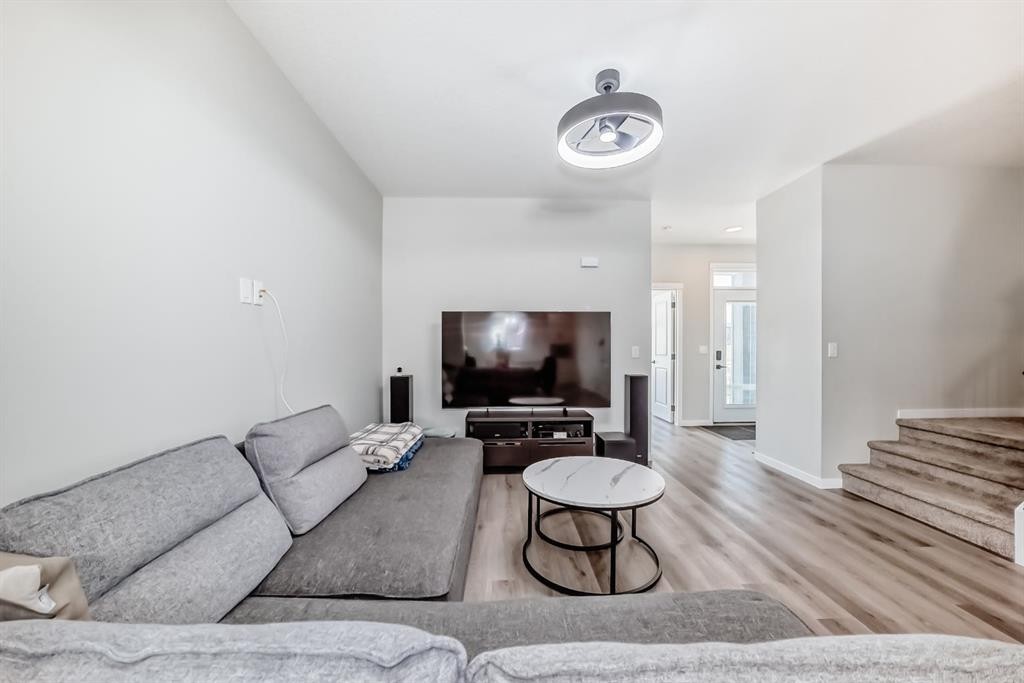 276 Belmont Boulevard Sw, Calgary, AB - Indoor Photo Showing Living Room