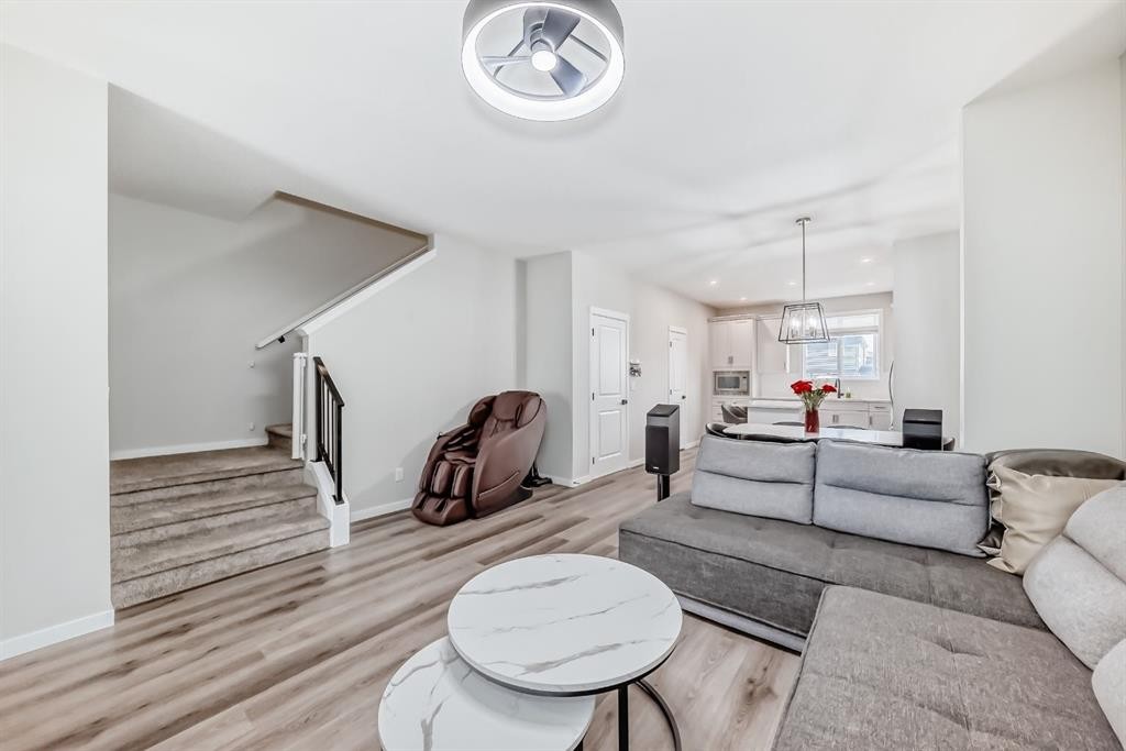 276 Belmont Boulevard Sw, Calgary, AB - Indoor Photo Showing Other Room