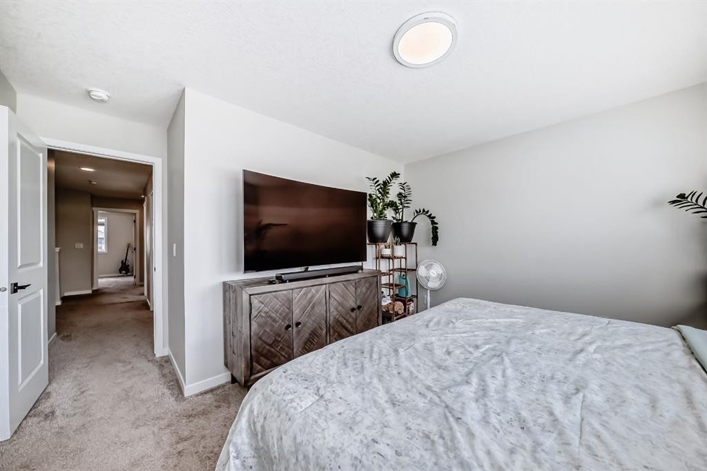 276 Belmont Boulevard Sw, Calgary, AB - Indoor Photo Showing Bedroom