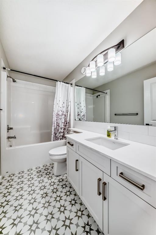 276 Belmont Boulevard Sw, Calgary, AB - Indoor Photo Showing Bathroom