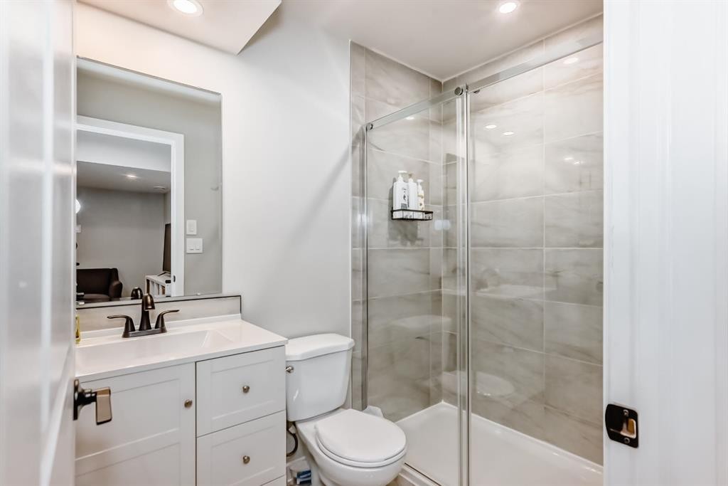 276 Belmont Boulevard Sw, Calgary, AB - Indoor Photo Showing Bathroom